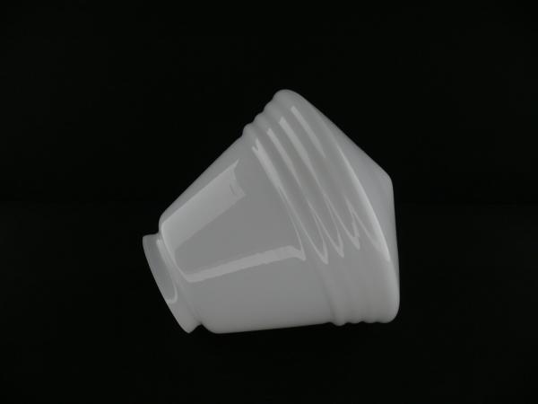 Art Deco Lampenschirm, antike Nachbildung eines Lampenglases dieser Zeit, opal weißer geschlossener Glaszylinder, kreiselförmig, am konisch geweiteten Wandungsteil mit vier Rillen umlaufend reliefiert, Schirmboden läuft mittig in einer Spitze aus, liegend
