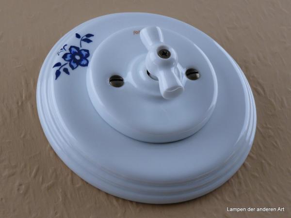 Garby Colonial Serien-Porzellandrehschalter weiß im Einfachrahmen Porzellan weiß mit einzelnem Blumendekor von vorn