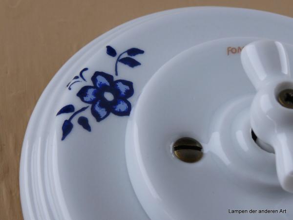 Garby Colonial Serien-Porzellandrehschalter weiß im Einfachrahmen Porzellan weiß mit einzelnem Blumendekor Detail Dekor
