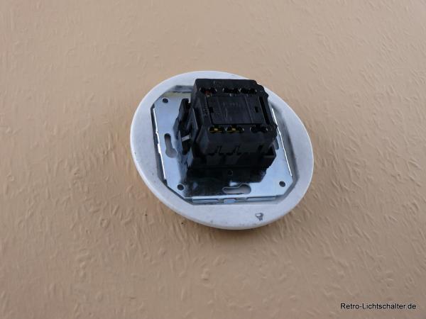 Garby Colonial Aus-Wechsel Porzellandrehschalter schwarz im Einfachrahmen Porzellan craquele Knebel Messing patiniert von hinten