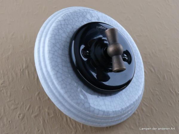 Garby Colonial Aus-Wechsel Porzellandrehschalter schwarz im Einfachrahmen Porzellan craquele Knebel Messing patiniert