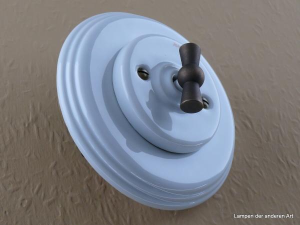 Garby Colonial Serien-Porzellandrehschalter weiß im Einfachrahmen Porzellan weiß Knebel Messing patiniert