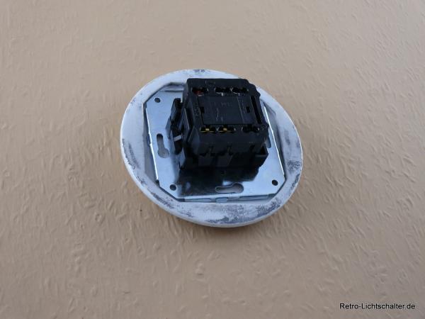 Garby Colonial Aus-Wechsel Porzellandrehschalter weiß im Einfachrahmen Porzellan craquele Knebel Retro weiß von hinten