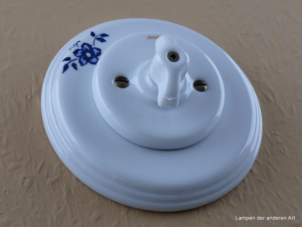 Garby Colonial Aus-Wechsel Porzellandrehschalter weiß im Einfachrahmen Porzellan weiß mit einzelnem Blumendekor Knebel Retro weiß von vorn