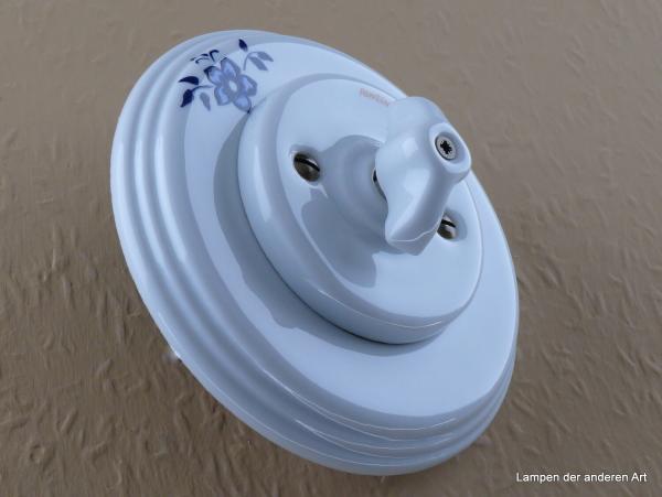 Garby Colonial Aus-Wechsel Porzellandrehschalter weiß im Einfachrahmen Porzellan weiß mit einzelnem Blumendekor Knebel Retro weiß