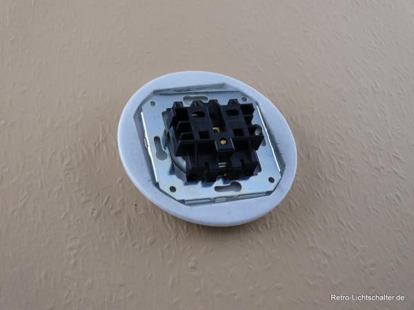 Garby Colonial Schukoporzellansteckdose schwarz im Einfachrahmen Porzellan craquele 16A/250VAC von hinten