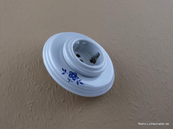 Garby Colonial Schukoporzellansteckdose weiß im Einfachrahmen Porzellan weiß Dekor blau 16A/250VAC Detail Dekor