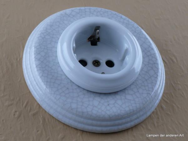 Garby Colonial Schukoporzellansteckdose weiß im Einfachrahmen Porzellan craquelé 16A/250VAC von vorn