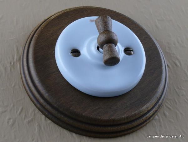 Garby Colonial Serien-Porzellandrehschalter weiß im Einfachrahmen Holz Buche gealtert Knebel Holz Buche gealtert von vorn