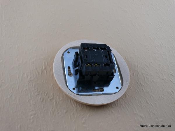 Garby Colonial Serien-Porzellandrehschalter weiß im Einfachrahmen Holz Buche natur Knebel Messing patiniert von hinten