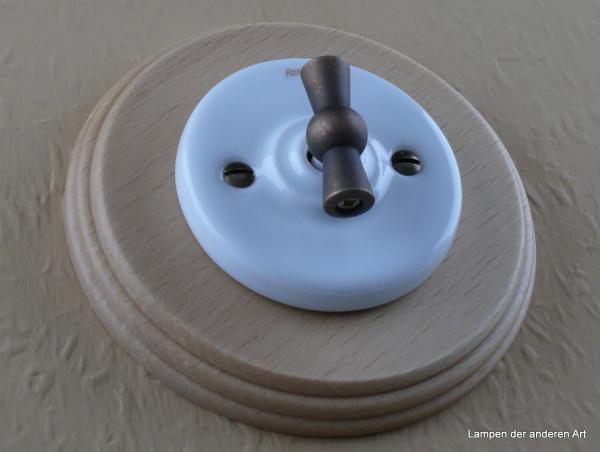 Garby Colonial Serien-Porzellandrehschalter weiß im Einfachrahmen Holz Buche natur Knebel Messing patiniert von vorn