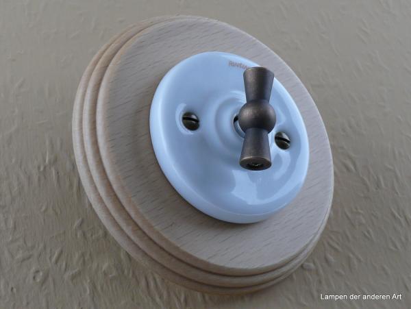 Garby Colonial Serien-Porzellandrehschalter weiß im Einfachrahmen Holz Buche natur Knebel Messing patiniert