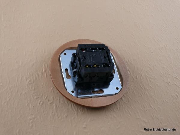 Garby Colonial Aus-Wechsel Porzellandrehschalter weiß im Einfachrahmen Holz Buche honigfarben Knebel Porzellan weiß von hinten