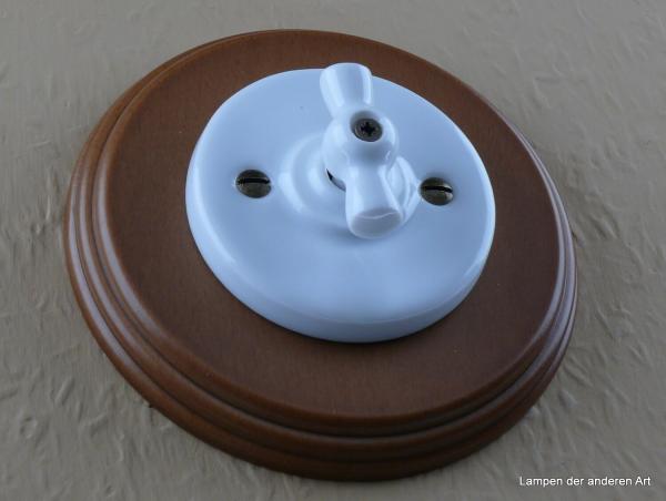 Garby Colonial Aus-Wechsel Porzellandrehschalter weiß im Einfachrahmen Holz Buche honigfarben Knebel Porzellan weiß von vorn