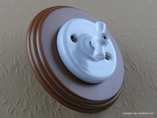 Garby Colonial Aus-Wechsel Porzellandrehschalter weiß im Einfachrahmen Holz Buche honigfarben Knebel Porzellan weiß