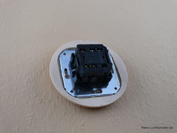 Garby Colonial Aus-Wechsel Porzellandrehschalter weiß im Einfachrahmen Holz Buche naturfarben Knebel Porzellan weiß von hinten