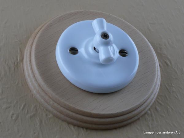 Garby Colonial Aus-Wechsel Porzellandrehschalter weiß im Einfachrahmen Holz Buche naturfarben Knebel Porzellan weiß von vorn