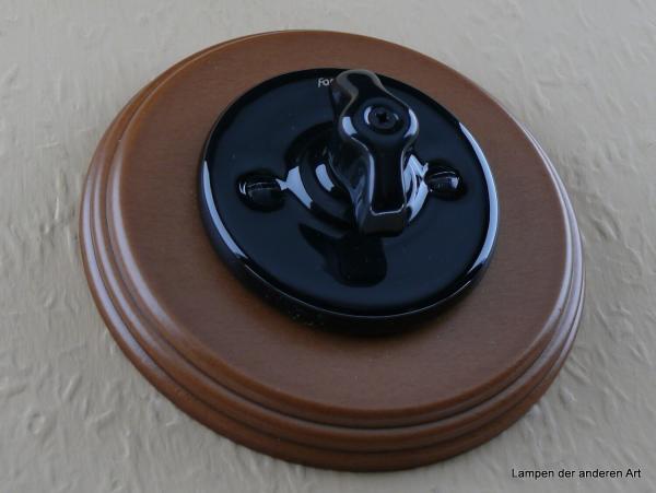 Garby Colonial Aus-Wechsel Porzellandrehschalter schwarz im Einfachrahmen Holz Buche honigfarben Knebel Retro schwarz von vorn