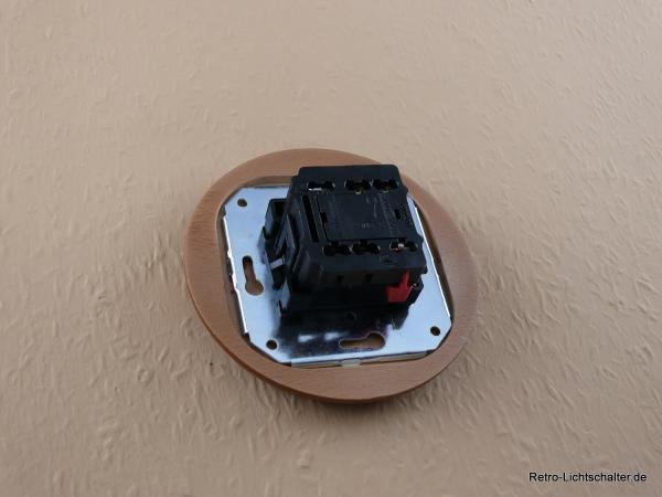 Garby Colonial Aus-Wechsel Porzellandrehschalter schwarz im Einfachrahmen Holz Buche honigfarben Knebel Buche honigfarben von hinten