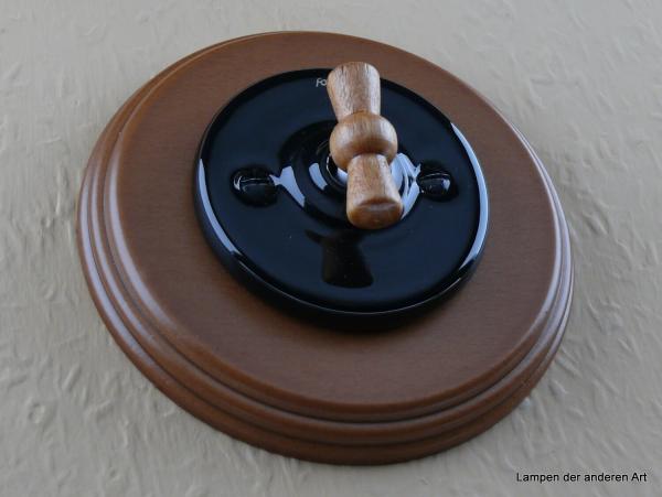 Garby Colonial Aus-Wechsel Porzellandrehschalter schwarz im Einfachrahmen Holz Buche honigfarben Knebel Buche honigfarben von vorn