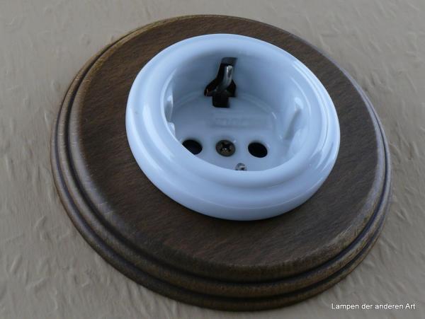 Garby Colonial Schukoporzellansteckdose weiß im Einfachrahmen Holz Buche gealtert 16A/250VAC von vorn