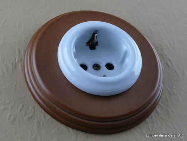 Garby Colonial Schukoporzellansteckdose weiß im Einfachrahmen Holz Buche honigfarben 16A/250VAC von vorn