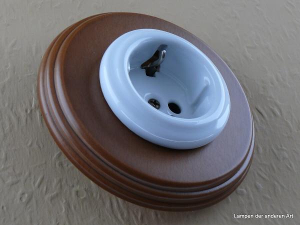 Garby Colonial Schukoporzellansteckdose weiß im Einfachrahmen Holz Buche honigfarben 16A/250VAC