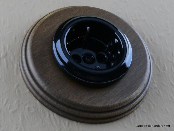 Garby Colonial Schukoporzellansteckdose schwarz im Einfachrahmen Holz Buche gealtert 16A/250VAC von vorn