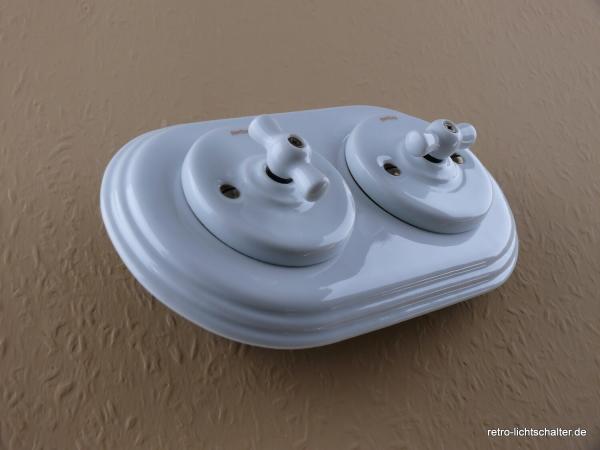 Garby Colonial 2fach Kombination,   Aus-Wechsel-Porzellandrehschalter weiß,  Knebel Porzellan weiß, Steckdoseneinsatz Porzellan weiß, seitlich