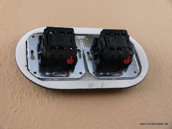 Garby Colonial 2fach Kombination, zwei Aus-Wechsel-Porzellandrehschalter schwarz,  Knebel Messing patiniert, von hinten