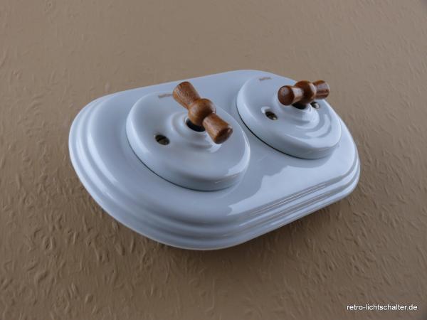 Garby Colonial 2fach Kombination, zwei Aus-Wechsel-Porzellandrehschalter weiß,  Knebel Holz Buche honigfarben, seitlich