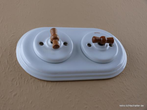 Garby Colonial 2fach Kombination, zwei Aus-Wechsel-Porzellandrehschalter weiß,  Knebel Holz Buche honigfarben