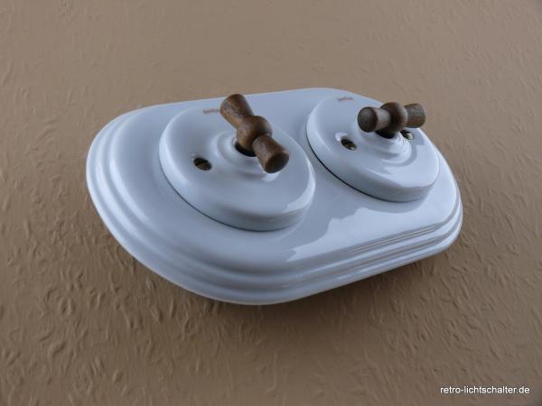 Garby Colonial 2fach Kombination, zwei Aus-Wechsel-Porzellandrehschalter weiß,  Knebel Holz Buche gealtert, seitlich