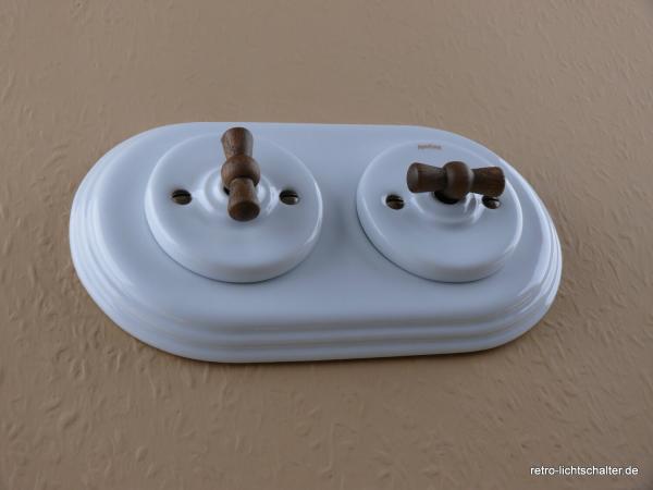 Garby Colonial 2fach Kombination, zwei Aus-Wechsel-Porzellandrehschalter weiß,  Knebel Holz Buche gealtert