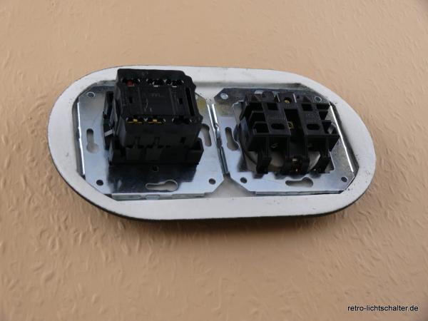 Garby Colonial 2fach Kombination, Aus-Wechsel-Porzellandrehschalter schwarz,  Knebel Holz Buche gealtert, Steckdoseneinsatz Porzellan schwarz, von hinten