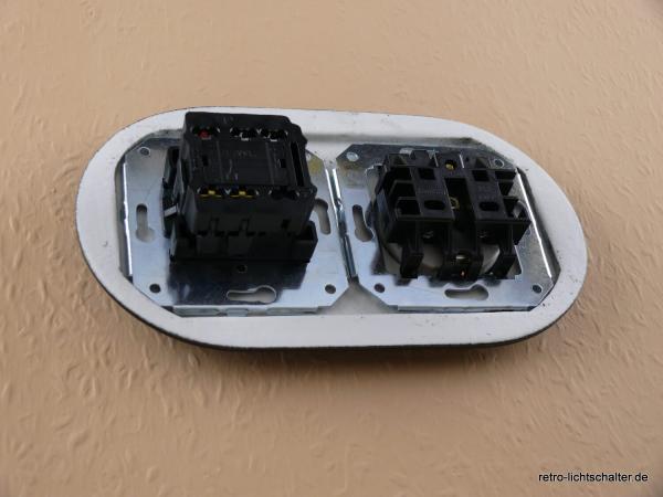 Garby Colonial 2fach Kombination, Aus-Wechsel-Porzellandrehschalter schwarz,  Knebel Holz Buche honigfarben, Steckdoseneinsatz Porzellan schwarz, von hinten