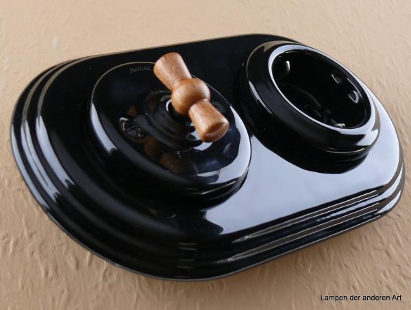 Garby Colonial 2fach Kombination, Aus-Wechsel-Porzellandrehschalter schwarz,  Knebel Holz Buche honigfarben, Steckdoseneinsatz Porzellan schwarz, seitlich