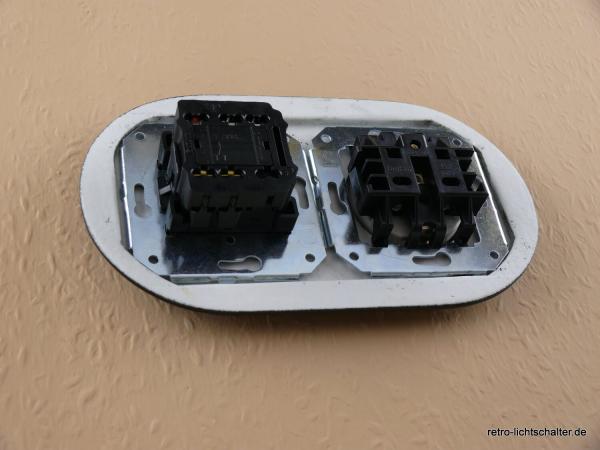 Garby Colonial 2fach Kombination, Aus-Wechsel-Porzellandrehschalter schwarz,  Knebel Messing patiniert, Steckdoseneinsatz Porzellan schwarz, von hinten