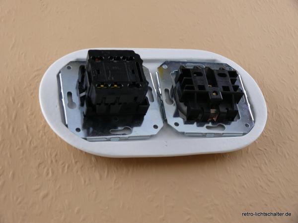 Garby Colonial 2fach Kombination, Serien-Porzellandrehschalter weiß,  Knebel Messing patiniert, Steckdoseneinsatz Porzellan weiß, von hinten