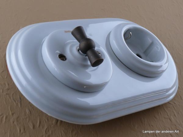 Garby Colonial 2fach Kombination, Serien-Porzellandrehschalter weiß,  Knebel Messing patiniert, Steckdoseneinsatz Porzellan weiß, seitlich