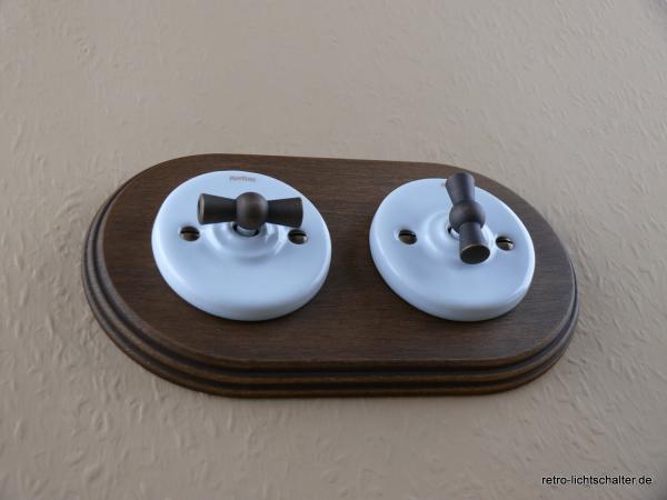 Garby Colonial 2fach Kombination, 2fach Rahmen Holz Buche gealtert, zwei Aus-Wechsel-Porzellandrehschalter weiß,  Knebel Messing patiniert