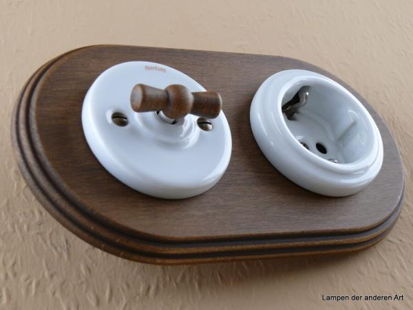 Garby Colonial 2fach Kombination, Aus-Wechsel-Porzellandrehschalter weiß,  Knebel Holz Buche gealtert, Steckdoseneinsatz Porzellan weiß, seitlich