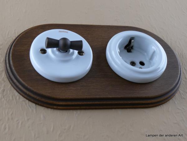 Garby Colonial 2fach Kombination, Serien-Porzellandrehschalter weiß,  Knebel Messing patiniert, Steckdoseneinsatz Porzellan weiß