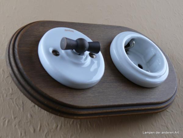 Garby Colonial 2fach Kombination, Serien-Porzellandrehschalter weiß,  Knebel Messing patiniert, Steckdoseneinsatz Porzellan weiß, seitlich