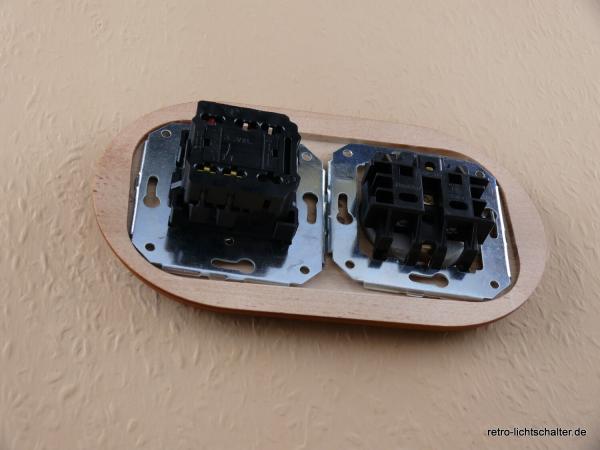 Garby Colonial 2fach Kombination, Aus-Wechsel-Porzellandrehschalter weiß,  Knebel Messing patiniert, Steckdoseneinsatz Porzellan weiß, von hinten