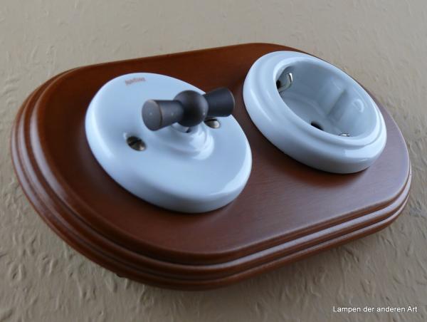 Garby Colonial 2fach Kombination, Aus-Wechsel-Porzellandrehschalter weiß,  Knebel Messing patiniert, Steckdoseneinsatz Porzellan weiß, seitlich