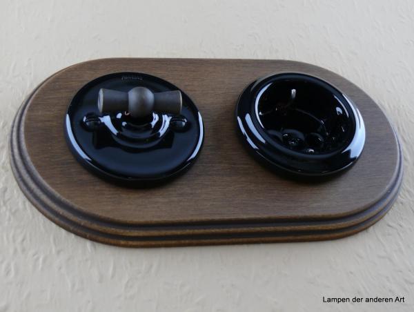 Garby Colonial 2fach Kombination Rahmen Massivholz Buche gebeizt, Aus-Wechsel-Porzellandrehschalter schwarz,  Knebel Messing patiniert, Steckdoseneinsatz Porzellan schwarz