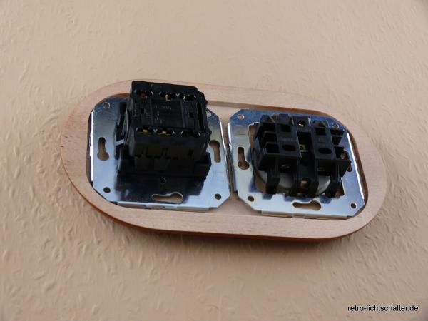 Garby Colonial 2fach Kombination Rahmen Massivholz Buche gebeizt, Aus-Wechsel-Porzellandrehschalter schwarz,  Knebel Porzellan schwarz Retroform, Steckdoseneinsatz Porzellan schwarz, von hinten