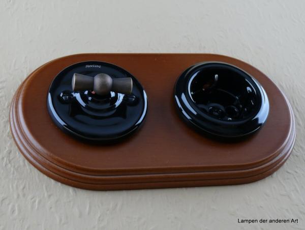 Garby Colonial 2fach Kombination Rahmen Massivholz Buche gebeizt, Aus-Wechsel-Porzellandrehschalter schwarz,  Knebel Messing patiniert, Steckdoseneinsatz Porzellan schwarz