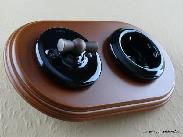 Garby Colonial 2fach Kombination Rahmen Massivholz Buche gebeizt, Aus-Wechsel-Porzellandrehschalter schwarz,  Knebel Messing patiniert, Steckdoseneinsatz Porzellan schwarz, seitlich